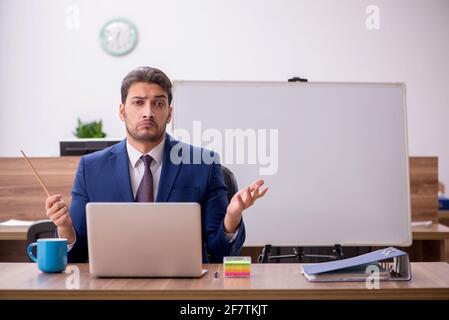 Junger attraktiver Arbeitgeber im Telekonferenzkonzept Stockfoto