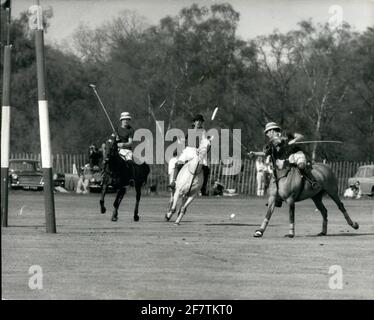 ALLES IN DER FAMILIE: 3. Mai 1971, Henley-on-Thames, Oxfordshire, England: Königlicher Vater und Sohn sind Polo-Rivalen. Ein Torschuss von CHARLES, Prince of Wales, der gestern in Windsor vier Tore für Friar Park erzielte, gegen Windsor Park, zu dessen Team sein Vater, PRINZ PHILIP und PRINZ WILLIAM von Gloucester gehörten. Friar Park gewann 8-3¾. Kredit: Keystone Presseagentur/ZUMA Wire/Alamy Live Nachrichten Stockfoto