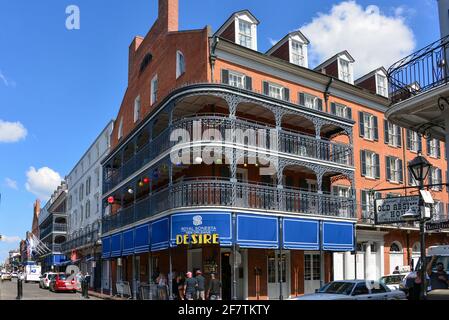 New Orleans, LA, USA - 27. September 2019: Das Royal Sonesta mit seiner Desire Oyster Bar an der weltberühmten Bourbon Street im French Quarter. Stockfoto