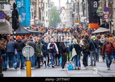 Amsterdam, Niederlande - 27. April 2019: Menschenmassen während des Kings Day vor Corona. Stockfoto