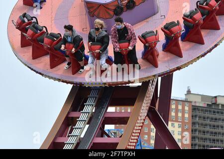 New York, USA. April 2021. People One The Electro Spin Ride im Luna Park am Tag der Wiedereröffnung der Vergnügungsparks von Coney Island im Stadtteil Brooklyn von New York City, NY, 9. April 2021. Seit Oktober 19 geschlossen, haben die Parks zu 33 % wieder geöffnet und Besucher müssen Masken tragen, während die Fahrten nach jedem Lauf desinfiziert werden. (Foto von Anthony Behar/Sipa USA) Quelle: SIPA USA/Alamy Live News Stockfoto