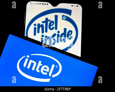 In dieser Abbildung sehen Sie das Logo der Intel Corporation auf Ein Smartphone Stockfoto