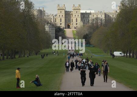 Windsor, Großbritannien. April 2021. Am 9. April 2021 treffen sich die Mitglieder der Öffentlichkeit im Windsor Castle in Windsor, Großbritannien. Der britische Prinz Philip, der Ehemann von Königin Elizabeth II., ist im Alter von 99 Jahren gestorben, teilte Buckingham Palace am Freitag mit. Quelle: Tim Ireland/Xinhua/Alamy Live News Stockfoto