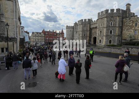 Windsor, Großbritannien. April 2021. Am 9. April 2021 treffen sich die Mitglieder der Öffentlichkeit im Windsor Castle in Windsor, Großbritannien. Der britische Prinz Philip, der Ehemann von Königin Elizabeth II., ist im Alter von 99 Jahren gestorben, teilte Buckingham Palace am Freitag mit. Quelle: Tim Ireland/Xinhua/Alamy Live News Stockfoto