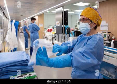 Barcelona, Spanien. April 2021. Ein Arzt bereitet sich auf die Arbeit in einem Krankenhaus in Barcelona, Spanien, vor, 8. April 2021. Laut dem Dashboard des Regionalbüros der Weltgesundheitsorganisation für Europa übertrafen COVID-19-Todesfälle in Europa am Freitag die Marke von einer Million und erreichten 1,001,313. Quelle: Francisco Avia/Xinhua/Alamy Live News Stockfoto