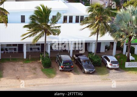 Yeppoon, Queensland, Australien - 2021. April: Luftaufnahme auf ein Motel am Strand mit Gästewagen vor den Zimmern Stockfoto