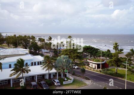 Yeppoon, Queensland, Australien - 2021. April: Luftaufnahme auf ein Motel am Strand mit Gästewagen vor den Zimmern Stockfoto