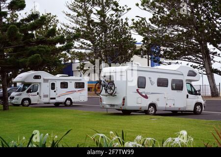 Yeppoon, Queensland, Australien - 2021. April: Zwei Wohnwagen auf dem Parkplatz am Strand Stockfoto