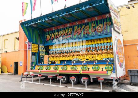 Der Vergnügungspark Coney Island wurde wiedereröffnet, nachdem er am 9. April 2021 in New York aufgrund einer COVID-19-Pandemie mit verringerter Kapazität stillgelegt wurde. Der Vergnügungspark wurde im Oktober 2019 geschlossen und konnte wegen einer Pandemie 2020 nicht wieder eröffnet werden. Besucher und Mitarbeiter müssen im Park Gesichtsmasken tragen und alle Attraktionen müssen zwischen den Anwendungen desinfiziert werden. (Foto von Lev Radin/Sipa USA) Stockfoto