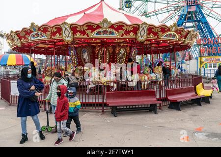 Der Vergnügungspark Coney Island wurde wiedereröffnet, nachdem er am 9. April 2021 in New York aufgrund einer COVID-19-Pandemie mit verringerter Kapazität stillgelegt wurde. Der Vergnügungspark wurde im Oktober 2019 geschlossen und konnte wegen einer Pandemie 2020 nicht wieder eröffnet werden. Besucher und Mitarbeiter müssen im Park Gesichtsmasken tragen und alle Attraktionen müssen zwischen den Anwendungen desinfiziert werden. (Foto von Lev Radin/Sipa USA) Stockfoto