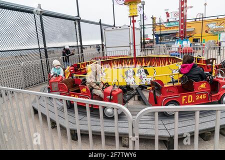 Der Vergnügungspark Coney Island wurde wiedereröffnet, nachdem er am 9. April 2021 in New York aufgrund einer COVID-19-Pandemie mit verringerter Kapazität stillgelegt wurde. Der Vergnügungspark wurde im Oktober 2019 geschlossen und konnte wegen einer Pandemie 2020 nicht wieder eröffnet werden. Besucher und Mitarbeiter müssen im Park Gesichtsmasken tragen und alle Attraktionen müssen zwischen den Anwendungen desinfiziert werden. (Foto von Lev Radin/Sipa USA) Stockfoto