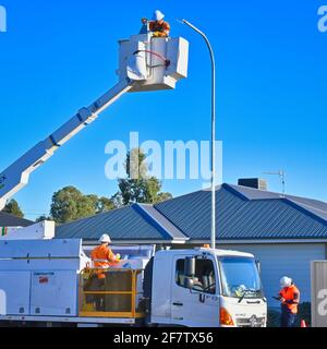 Mulwala, New South Wales Australien: 17. März 2021: Arbeiter wechseln einen Globus im Lichtpol Stockfoto