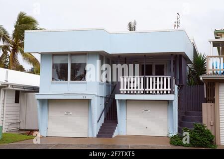 Yeppoon, Queensland, Australien - April 2021: Retro-Haus in einem Vorort am Strand Stockfoto