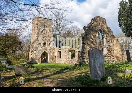 Old St. Helens Church denkmalgeschützte Ruinen, antikes Denkmal, Turm wegen Vandalismus geschlossen, Erz, Hastings, East Sussex, Großbritannien Stockfoto