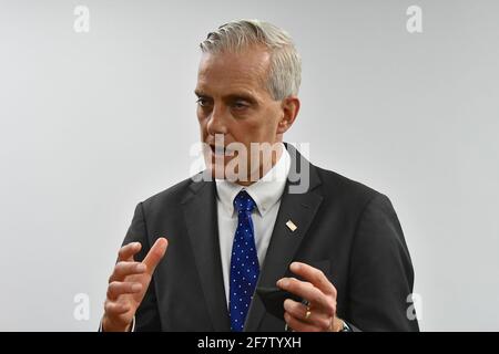 Emporia, KS, USA. April 2021. Denis McDonough, der kürzlich bestätigte Sekretär für Veteranenangelegenheiten, beantwortet Fragen von Reportern während einer Pressekonferenz, nachdem er die neu installierten Einrichtungen des Newman Regional Hospital bereist hatte, um den Veteranen vor Ort eine bessere Behandlung zu ermöglichen, und zwar am 9. April 2021. Kredit: Mark Reinstein/Media Punch/Alamy Live Nachrichten Stockfoto