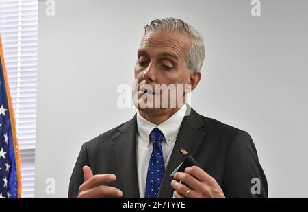 Emporia, KS, USA. April 2021. Denis McDonough, der kürzlich bestätigte Sekretär für Veteranenangelegenheiten, beantwortet Fragen von Reportern während einer Pressekonferenz, nachdem er die neu installierten Einrichtungen des Newman Regional Hospital bereist hatte, um den Veteranen vor Ort eine bessere Behandlung zu ermöglichen, und zwar am 9. April 2021. Kredit: Mark Reinstein/Media Punch/Alamy Live Nachrichten Stockfoto