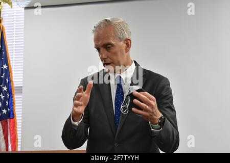 Emporia, KS, USA. April 2021. Denis McDonough, der kürzlich bestätigte Sekretär für Veteranenangelegenheiten, beantwortet Fragen von Reportern während einer Pressekonferenz, nachdem er die neu installierten Einrichtungen des Newman Regional Hospital bereist hatte, um den Veteranen vor Ort eine bessere Behandlung zu ermöglichen, und zwar am 9. April 2021. Kredit: Mark Reinstein/Media Punch/Alamy Live Nachrichten Stockfoto