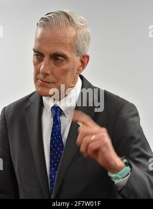 Emporia, KS, USA. April 2021. Denis McDonough, der kürzlich bestätigte Sekretär für Veteranenangelegenheiten, beantwortet Fragen von Reportern während einer Pressekonferenz, nachdem er die neu installierten Einrichtungen des Newman Regional Hospital bereist hatte, um den Veteranen vor Ort eine bessere Behandlung zu ermöglichen, und zwar am 9. April 2021. Kredit: Mark Reinstein/Media Punch/Alamy Live Nachrichten Stockfoto