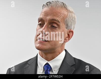 Emporia, KS, USA. April 2021. Denis McDonough, der kürzlich bestätigte Sekretär für Veteranenangelegenheiten, beantwortet Fragen von Reportern während einer Pressekonferenz, nachdem er die neu installierten Einrichtungen des Newman Regional Hospital bereist hatte, um den Veteranen vor Ort eine bessere Behandlung zu ermöglichen, und zwar am 9. April 2021. Kredit: Mark Reinstein/Media Punch/Alamy Live Nachrichten Stockfoto