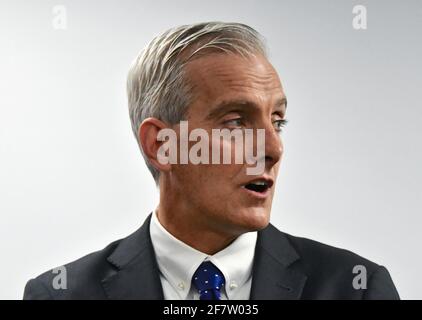 Emporia, KS, USA. April 2021. Denis McDonough, der kürzlich bestätigte Sekretär für Veteranenangelegenheiten, beantwortet Fragen von Reportern während einer Pressekonferenz, nachdem er die neu installierten Einrichtungen des Newman Regional Hospital bereist hatte, um den Veteranen vor Ort eine bessere Behandlung zu ermöglichen, und zwar am 9. April 2021. Kredit: Mark Reinstein/Media Punch/Alamy Live Nachrichten Stockfoto