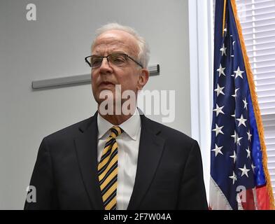 Emporia, KS, USA. April 2021. DER US-Senator Jerry Moran (R-KS) hält eine Pressekonferenz ab, nachdem er die neu installierten Einrichtungen des Newman Regional Hospital bereist hatte, um den Veteranen vor Ort eine bessere Behandlung zu bieten, und zwar am 9. April 2021. Kredit: Mark Reinstein/Media Punch/Alamy Live Nachrichten Stockfoto