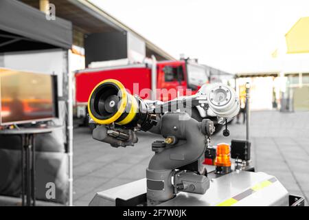 Hightech-Löschroboter mit Schlauch zum Löschen von Bränden Stockfoto