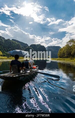 TAM COC, VIETNAM - 28. Oktober 2018: Eine wunderschöne Bootstour in Tam Coc, Vietnam. In der Nähe von Ninh Binh. Stockfoto