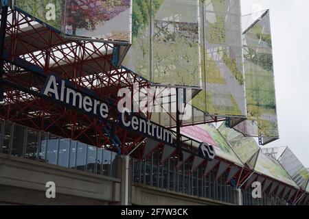 ALMERE, NIEDERLANDE - 12. Apr 2019: Der Hauptbahnhof in Almere, Niederlande. Der Bahnhof heißt Station Almere Centrum. Stockfoto