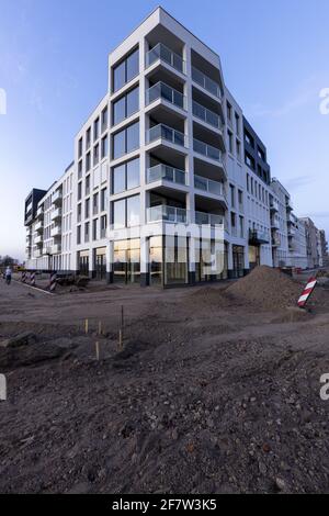 ZUTPHEN, NIEDERLANDE - Mär 30, 2021: Vertikale Ansicht mit moderner Wohnarchitektur, Gebäudekomplex aus dem Dreck mit Weiß Stockfoto