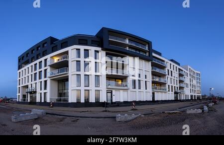 ZUTPHEN, NIEDERLANDE - Mar 30, 2021: Architektur von neu erbauten Luxus-Apartments mit Schotterebene im Vordergrund auf Infrastruktur warten Stockfoto