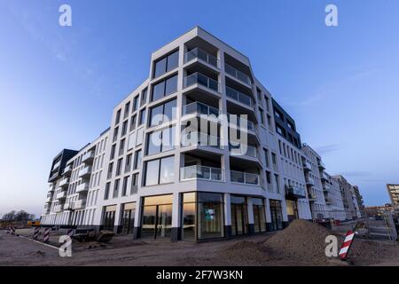 ZUTPHEN, NIEDERLANDE - Mär 30, 2021: Steigende Ecke schräg Ansicht der zeitgenössischen modernen Wohnarchitektur Gebäudekomplex im Bau mit Stockfoto