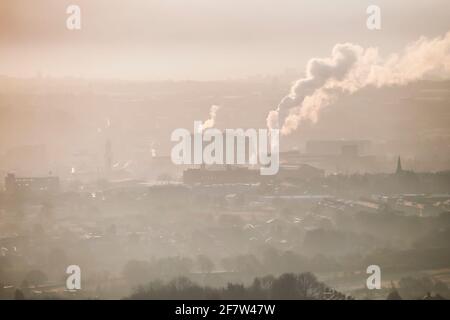 Die Sonne geht am 10. April 2021 über Gebäuden im Zentrum von Bradford in West Yorkshire, Großbritannien, auf. Quelle: Paul Thompson/Alamy Live News Stockfoto