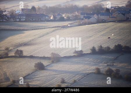 Am 10. April 2021 steigt die Sonne über frostigen Feldern in Thornton, in der Nähe von Bradford, in West Yorkshire, Großbritannien. Quelle: Paul Thompson/Alamy Live News Stockfoto