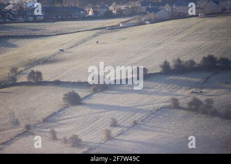 Am 10. April 2021 steigt die Sonne über frostigen Feldern in Thornton, in der Nähe von Bradford, in West Yorkshire, Großbritannien. Quelle: Paul Thompson/Alamy Live News Stockfoto