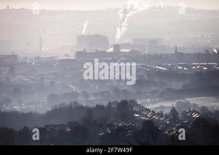 Die Sonne geht am 10. April 2021 über Gebäuden im Zentrum von Bradford in West Yorkshire, Großbritannien, auf. Quelle: Paul Thompson/Alamy Live News Stockfoto