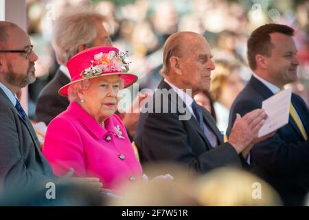 Windsor, Großbritannien. April 2016. Ihre Majestät die Königin und Prinz Philip, der Herzog von Edinburgh, nahmen heute Morgen an der offiziellen Eröffnungszeremonie des Bandstandes in Alexander Gardens Teil. Ein besonderes Konzert wurde von örtlichen Schulkindern und Sängern aufgeführt, bevor Königin Elizabeth II. Eine Gedenktafel enthüllte. Quelle: Maureen McLean/Alamy Stockfoto