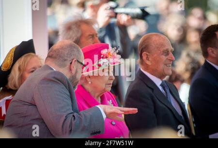 Windsor, Großbritannien. April 2016. Ihre Majestät die Königin und Prinz Philip, der Herzog von Edinburgh, nahmen heute Morgen an der offiziellen Eröffnungszeremonie des Bandstandes in Alexander Gardens Teil. Ein besonderes Konzert wurde von örtlichen Schulkindern und Sängern aufgeführt, bevor Königin Elizabeth II. Eine Gedenktafel enthüllte. Quelle: Maureen McLean/Alamy Stockfoto