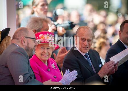 Windsor, Großbritannien. April 2016. Ihre Majestät die Königin und Prinz Philip, der Herzog von Edinburgh, nahmen heute Morgen an der offiziellen Eröffnungszeremonie des Bandstandes in Alexander Gardens Teil. Ein besonderes Konzert wurde von örtlichen Schulkindern und Sängern aufgeführt, bevor Königin Elizabeth II. Eine Gedenktafel enthüllte. Quelle: Maureen McLean/Alamy Stockfoto