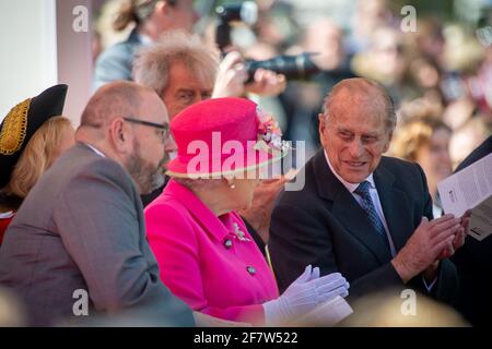 Windsor, Großbritannien. April 2016. Ihre Majestät die Königin und Prinz Philip, der Herzog von Edinburgh, nahmen heute Morgen an der offiziellen Eröffnungszeremonie des Bandstandes in Alexander Gardens Teil. Ein besonderes Konzert wurde von örtlichen Schulkindern und Sängern aufgeführt, bevor Königin Elizabeth II. Eine Gedenktafel enthüllte. Quelle: Maureen McLean/Alamy Stockfoto
