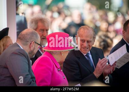 Windsor, Großbritannien. April 2016. Ihre Majestät die Königin und Prinz Philip, der Herzog von Edinburgh, nahmen heute Morgen an der offiziellen Eröffnungszeremonie des Bandstandes in Alexander Gardens Teil. Ein besonderes Konzert wurde von örtlichen Schulkindern und Sängern aufgeführt, bevor Königin Elizabeth II. Eine Gedenktafel enthüllte. Quelle: Maureen McLean/Alamy Stockfoto