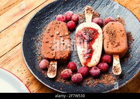 Eis auf Stöcken mit Schokolade.leckere Eiszapfen mit Schokolade überzogen Stockfoto