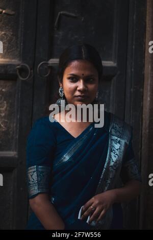 Vertikale Aufnahme einer indischen Dame in blau traditionell gekleidet Indische Bademäntel Stockfoto
