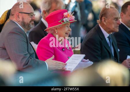 Windsor, Großbritannien. April 2016. Ihre Majestät die Königin und Prinz Philip, der Herzog von Edinburgh, nahmen heute Morgen an der offiziellen Eröffnungszeremonie des Bandstandes in Alexander Gardens Teil. Ein besonderes Konzert wurde von örtlichen Schulkindern und Sängern aufgeführt, bevor Königin Elizabeth II. Eine Gedenktafel enthüllte. Quelle: Maureen McLean/Alamy Stockfoto