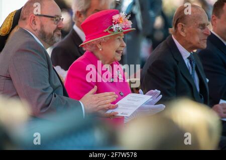 Windsor, Großbritannien. April 2016. Ihre Majestät die Königin und Prinz Philip, der Herzog von Edinburgh, nahmen heute Morgen an der offiziellen Eröffnungszeremonie des Bandstandes in Alexander Gardens Teil. Ein besonderes Konzert wurde von örtlichen Schulkindern und Sängern aufgeführt, bevor Königin Elizabeth II. Eine Gedenktafel enthüllte. Quelle: Maureen McLean/Alamy Stockfoto