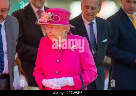 Windsor, Großbritannien. April 2016. Ihre Majestät die Königin und Prinz Philip, der Herzog von Edinburgh, nahmen heute Morgen an der offiziellen Eröffnungszeremonie des Bandstandes in Alexander Gardens Teil. Ein besonderes Konzert wurde von örtlichen Schulkindern und Sängern aufgeführt, bevor Königin Elizabeth II. Eine Gedenktafel enthüllte. Quelle: Maureen McLean/Alamy Stockfoto