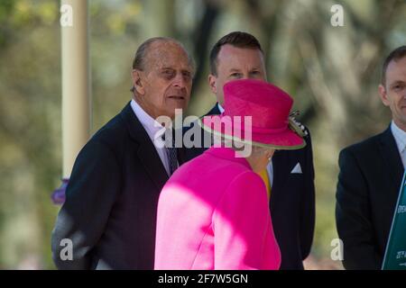 Windsor, Großbritannien. April 2016. Ihre Majestät die Königin und Prinz Philip, der Herzog von Edinburgh, nahmen heute Morgen an der offiziellen Eröffnungszeremonie des Bandstandes in Alexander Gardens Teil. Ein besonderes Konzert wurde von örtlichen Schulkindern und Sängern aufgeführt, bevor Königin Elizabeth II. Eine Gedenktafel enthüllte. Quelle: Maureen McLean/Alamy Stockfoto