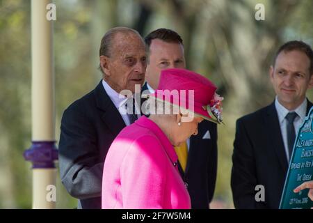 Windsor, Großbritannien. April 2016. Ihre Majestät die Königin und Prinz Philip, der Herzog von Edinburgh, nahmen heute Morgen an der offiziellen Eröffnungszeremonie des Bandstandes in Alexander Gardens Teil. Ein besonderes Konzert wurde von örtlichen Schulkindern und Sängern aufgeführt, bevor Königin Elizabeth II. Eine Gedenktafel enthüllte. Quelle: Maureen McLean/Alamy Stockfoto