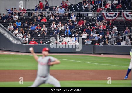 Atlanta, GA, USA. April 2021. Eine begrenzte Teilnehmerzahl von 33 % nimmt an einem MLB-Spiel zwischen den Philadelphia Phillies und Atlanta Braves im Truist Park in Atlanta, GA, Teil. Austin McAfee/CSM/Alamy Live News Stockfoto
