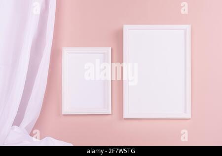 Moderne einfache Galerie mit Satz von leeren Rechteck Bilderrahmen für Text, Design oder Bilder mit gefalteten Seidenvorhang an pastellrosa Wand hängen. Temp Stockfoto