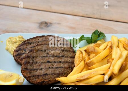 Leckere Burger gefüllt, begleitet von Country Style Kartoffeln und Sauce Stockfoto